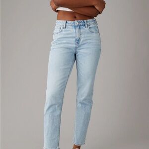 NWT American Eagle Strigid High Waisted Light Wash Mom Jeans Size 8 Blue Breeze